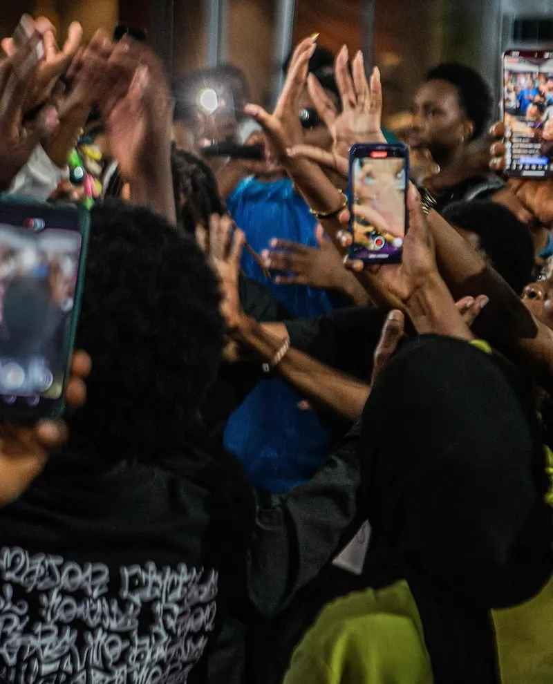 Public de Culture Shock, mains levées et téléphones filmant la scène.